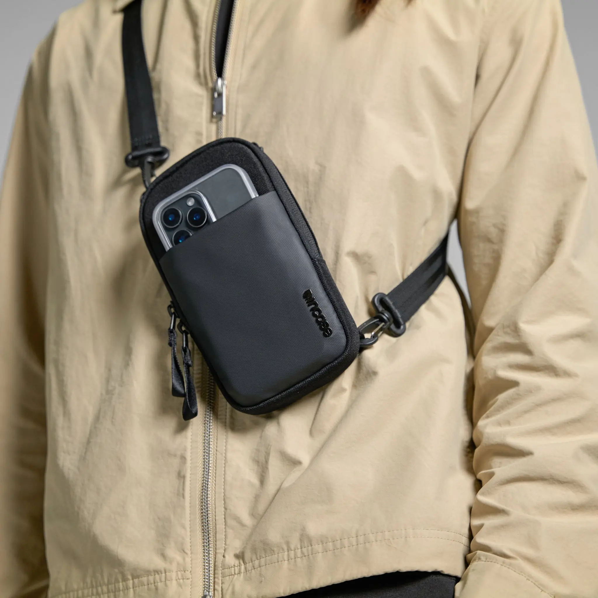 Incase A.R.C. Small Crossbody Bag 14 Incase A.R.C. Small Crossbody Bag