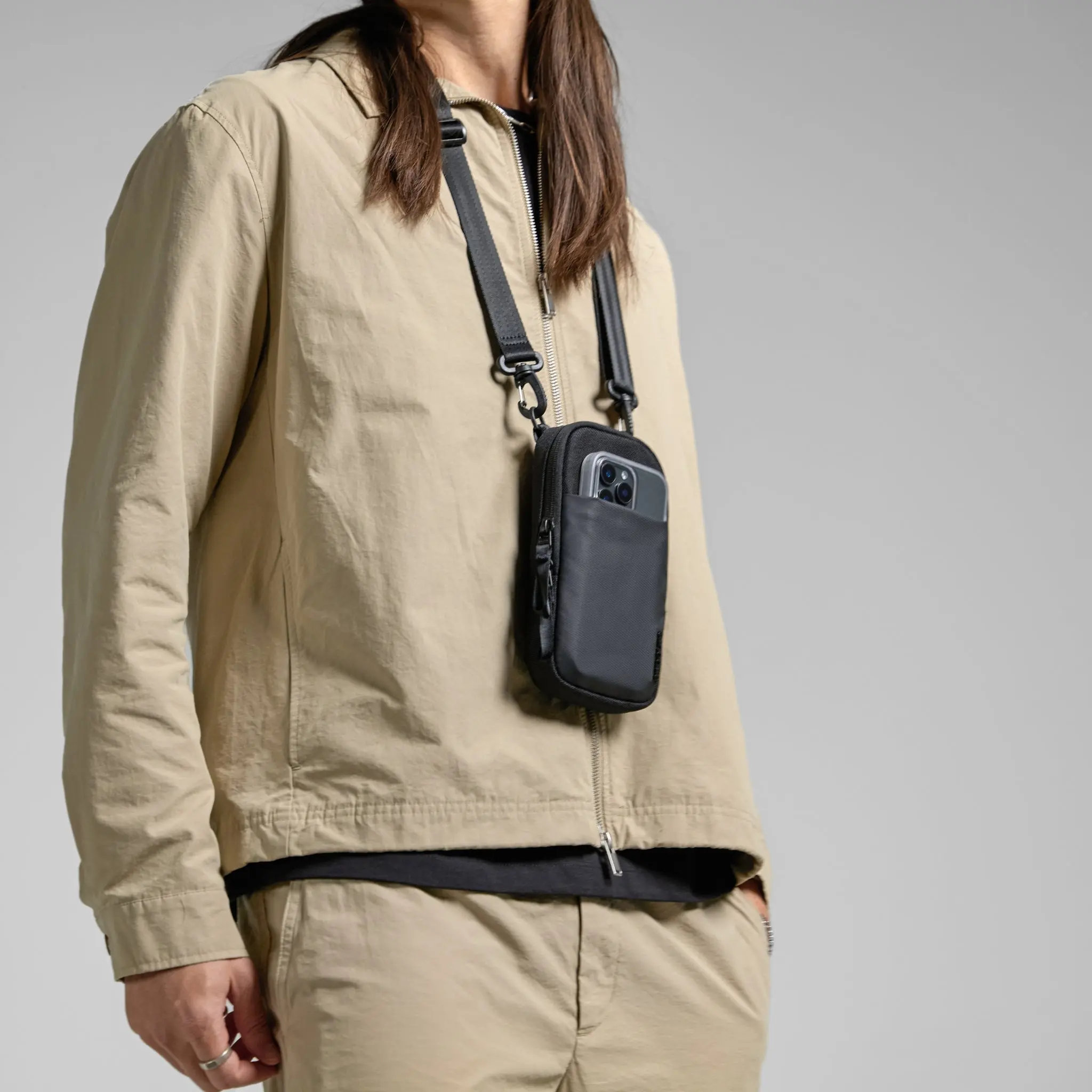 Incase A.R.C. Small Crossbody Bag 16 Incase A.R.C. Small Crossbody Bag
