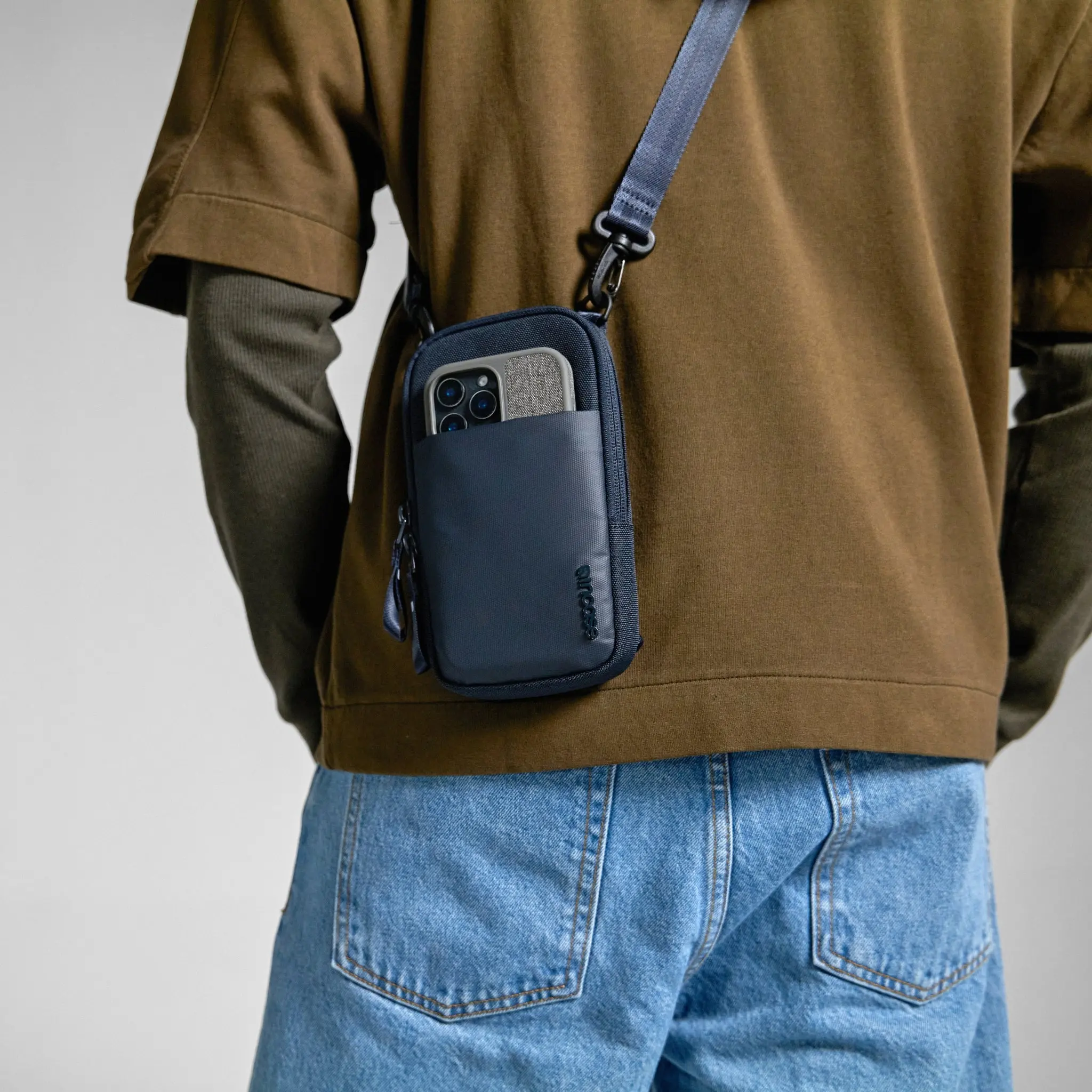 Incase A.R.C. Small Crossbody Bag 5 Incase A.R.C. Small Crossbody Bag