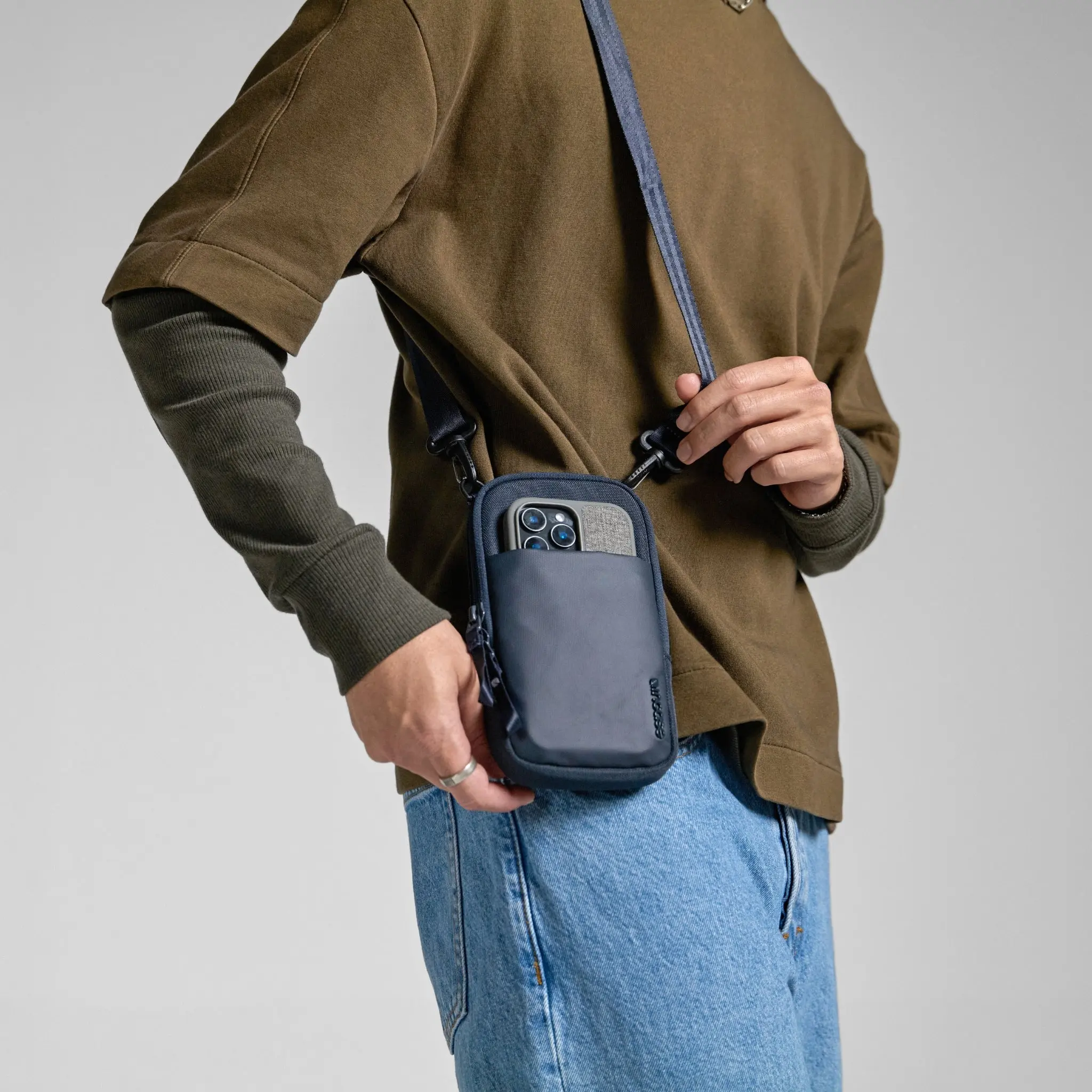 Incase A.R.C. Small Crossbody Bag 8 Incase A.R.C. Small Crossbody Bag