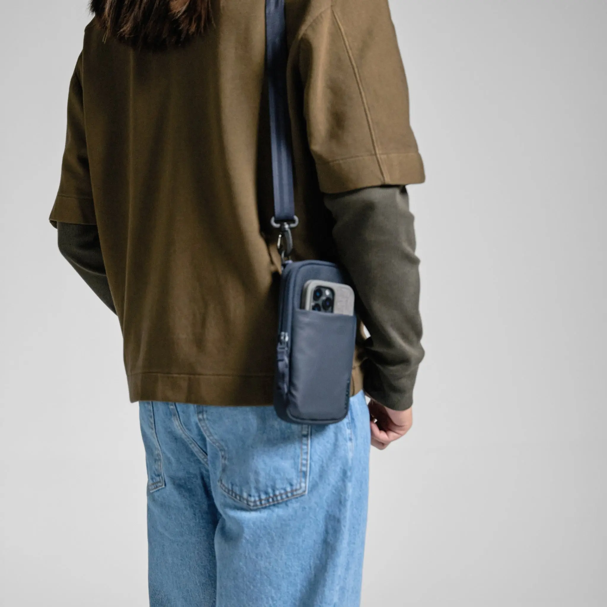 Incase A.R.C. Small Crossbody Bag 9 Incase A.R.C. Small Crossbody Bag
