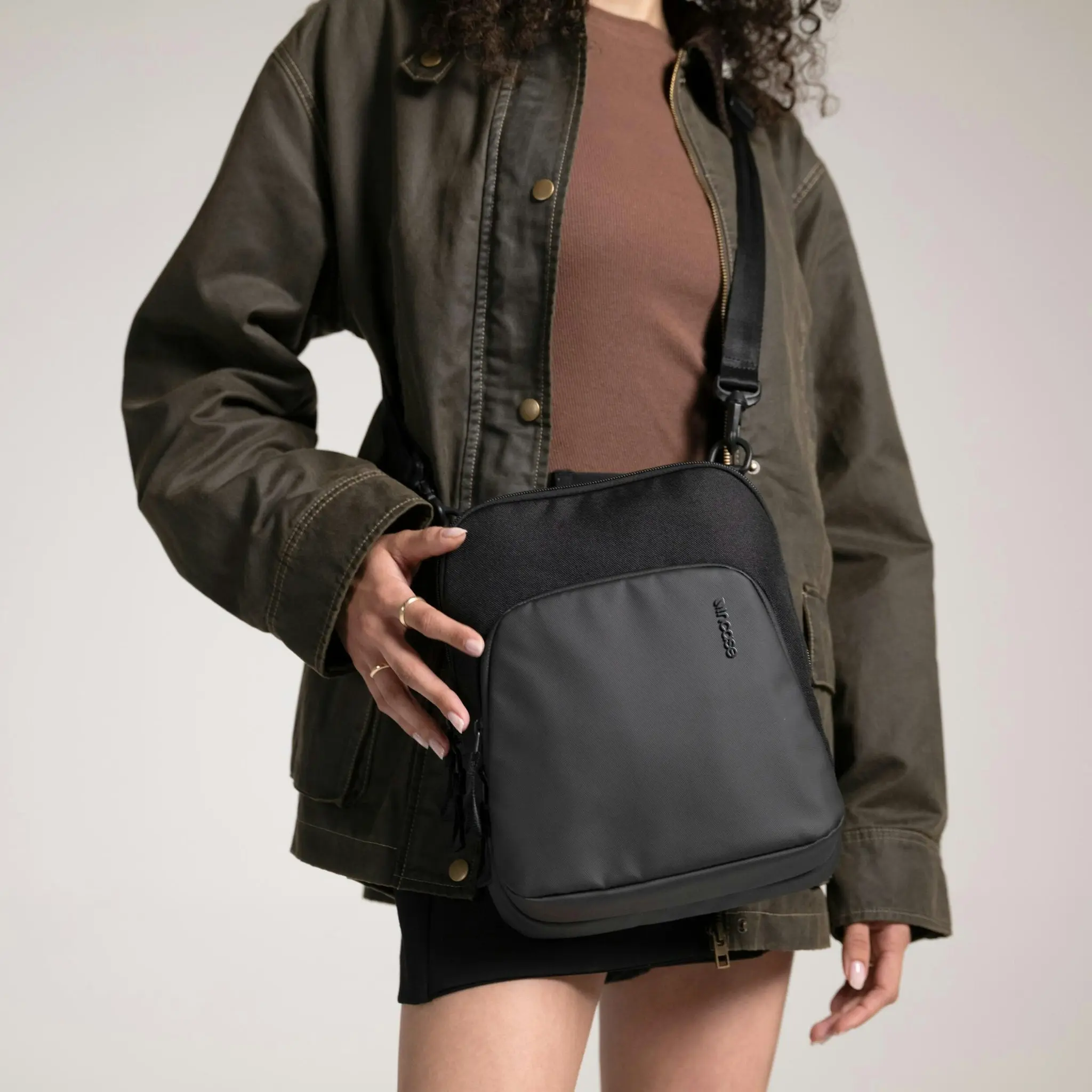 Incase A.R.C. Crossbody Bag 11 Incase A.R.C. Crossbody Bag