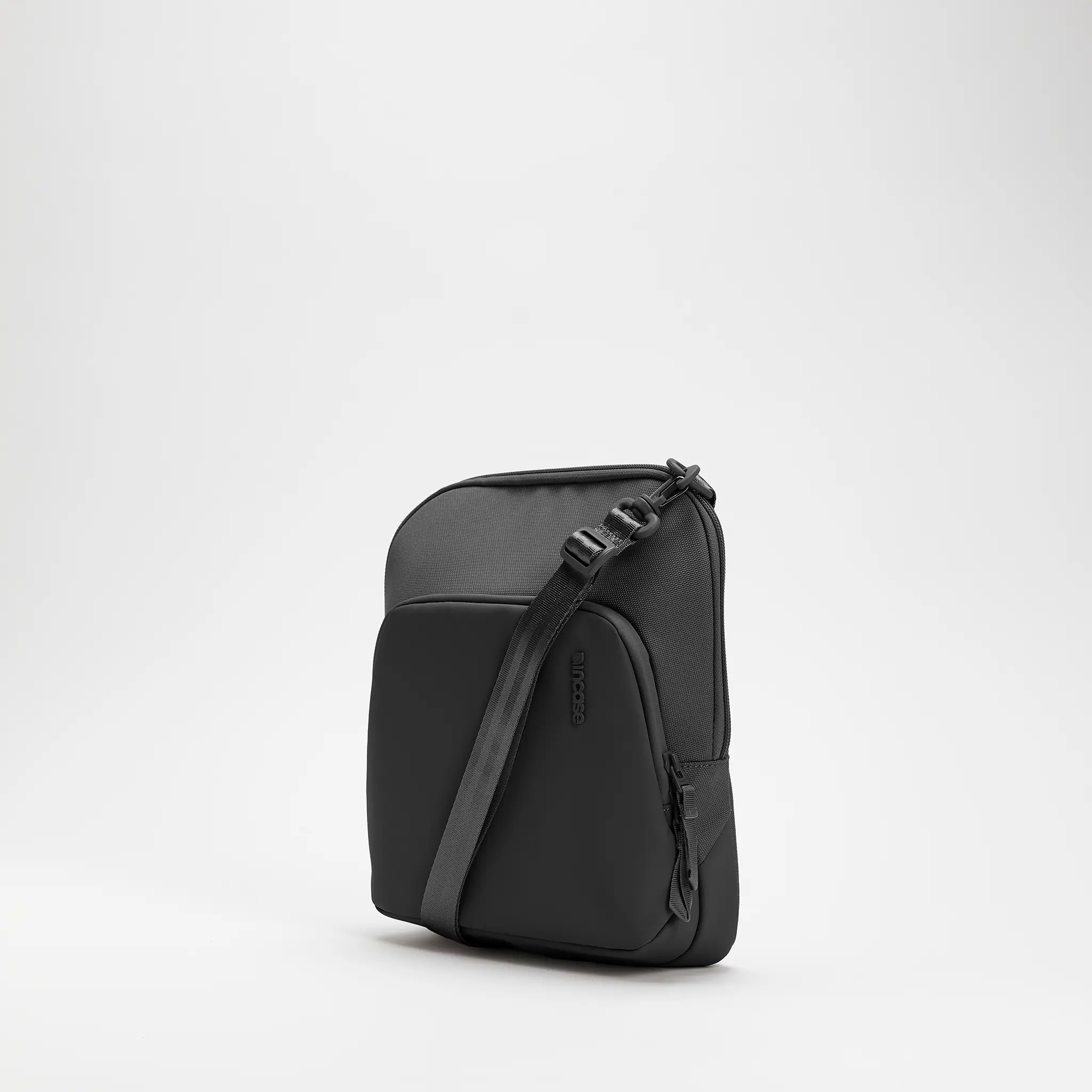 Incase A.R.C. Crossbody Bag 15 Incase A.R.C. Crossbody Bag