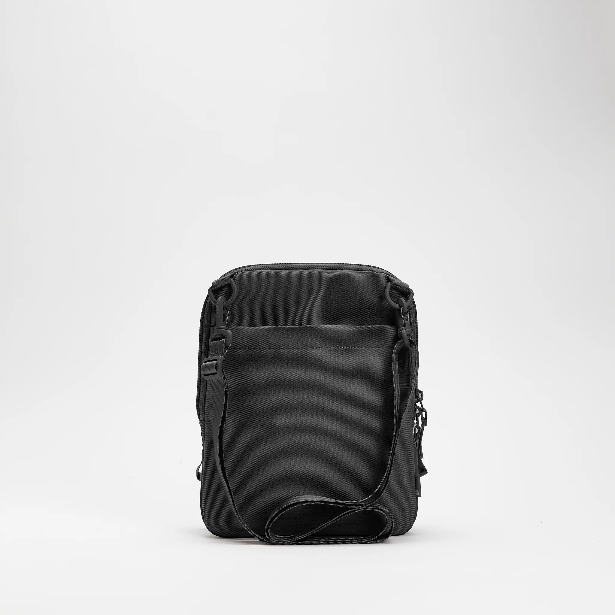 Incase A.R.C. Crossbody Bag 16 Incase A.R.C. Crossbody Bag