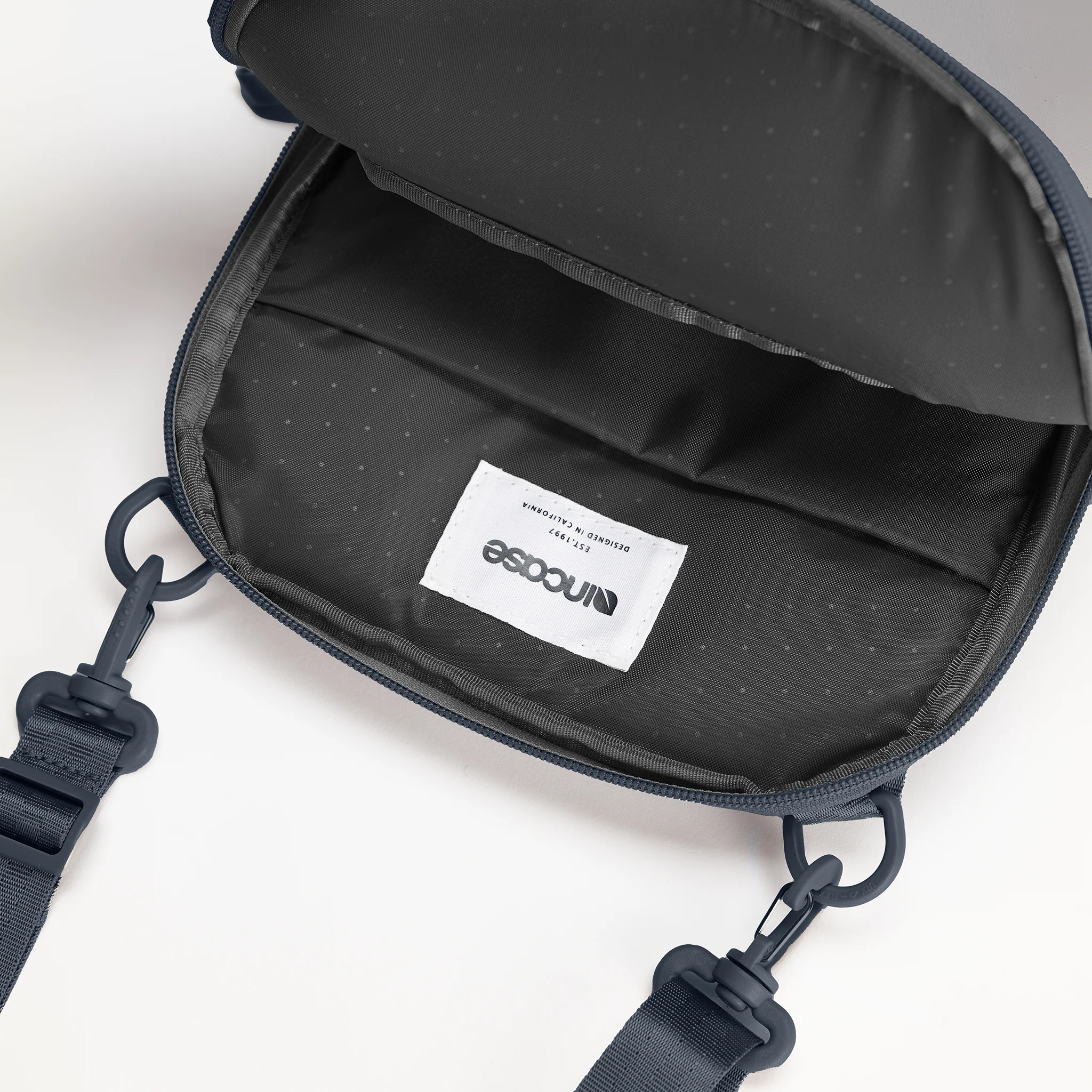 Incase A.R.C. Crossbody Bag 32 Incase A.R.C. Crossbody Bag