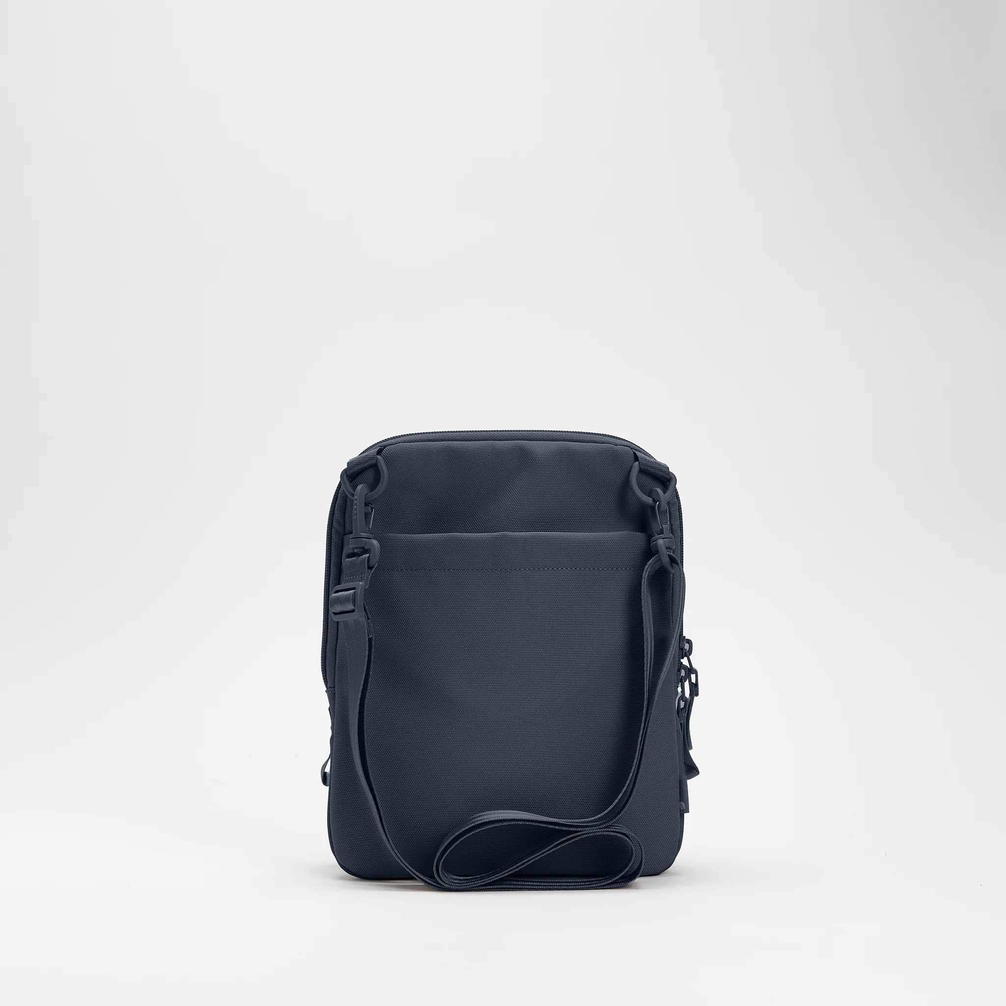 Incase A.R.C. Crossbody Bag 33 Incase A.R.C. Crossbody Bag