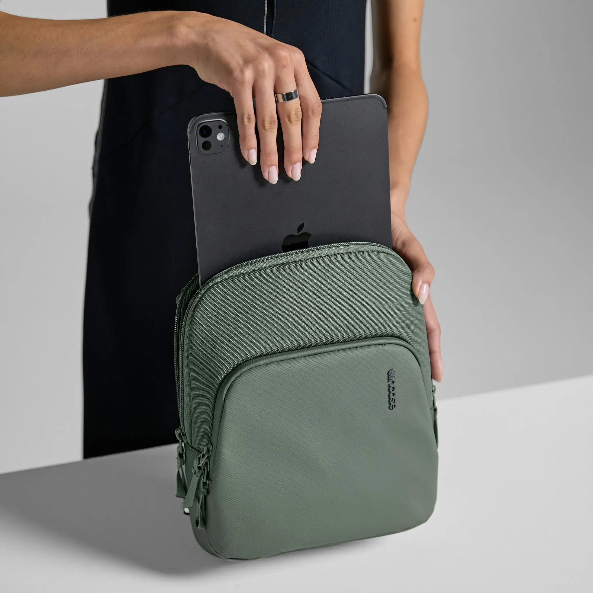 Incase A.R.C. Crossbody Bag 6 Incase A.R.C. Crossbody Bag
