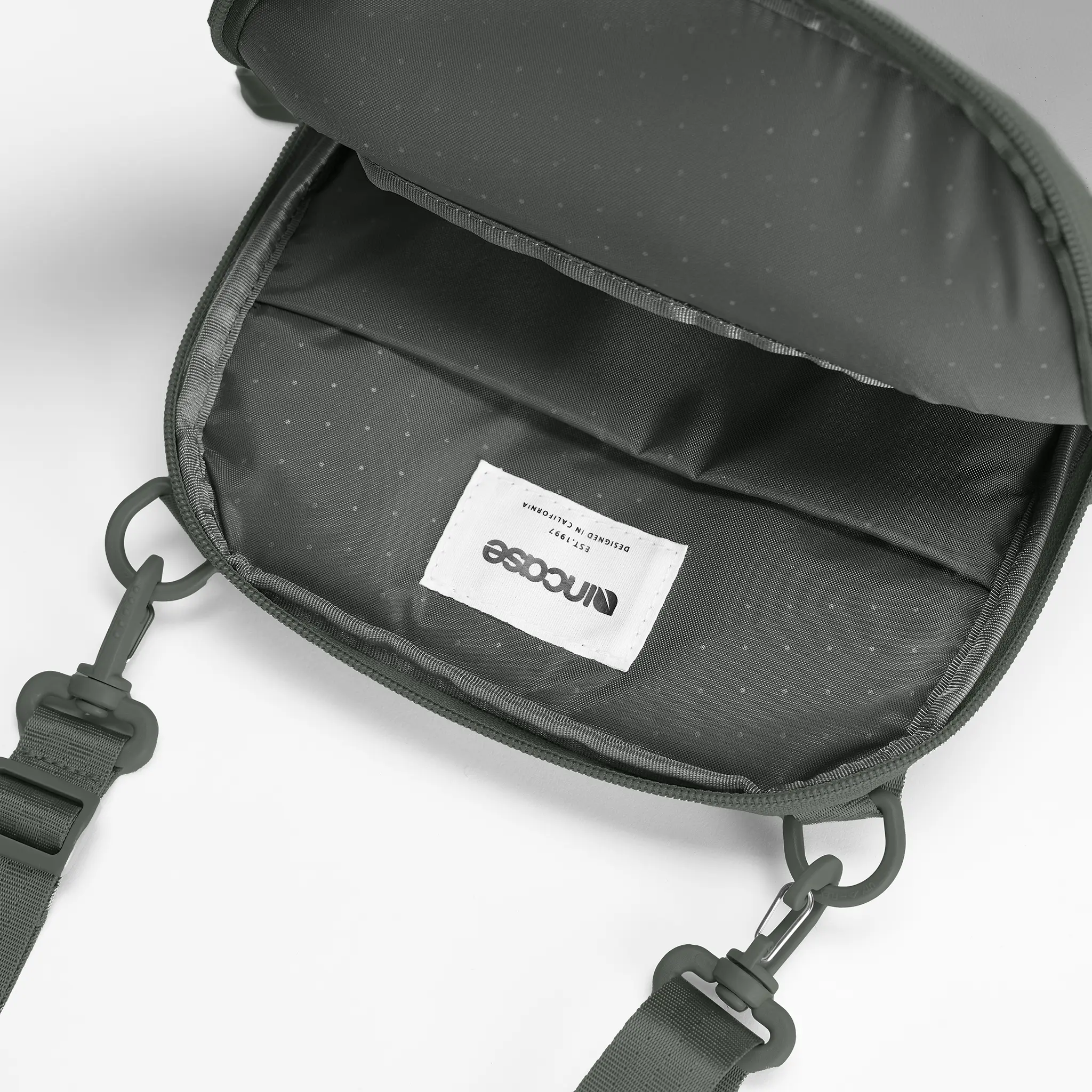 Incase A.R.C. Crossbody Bag 9 Incase A.R.C. Crossbody Bag